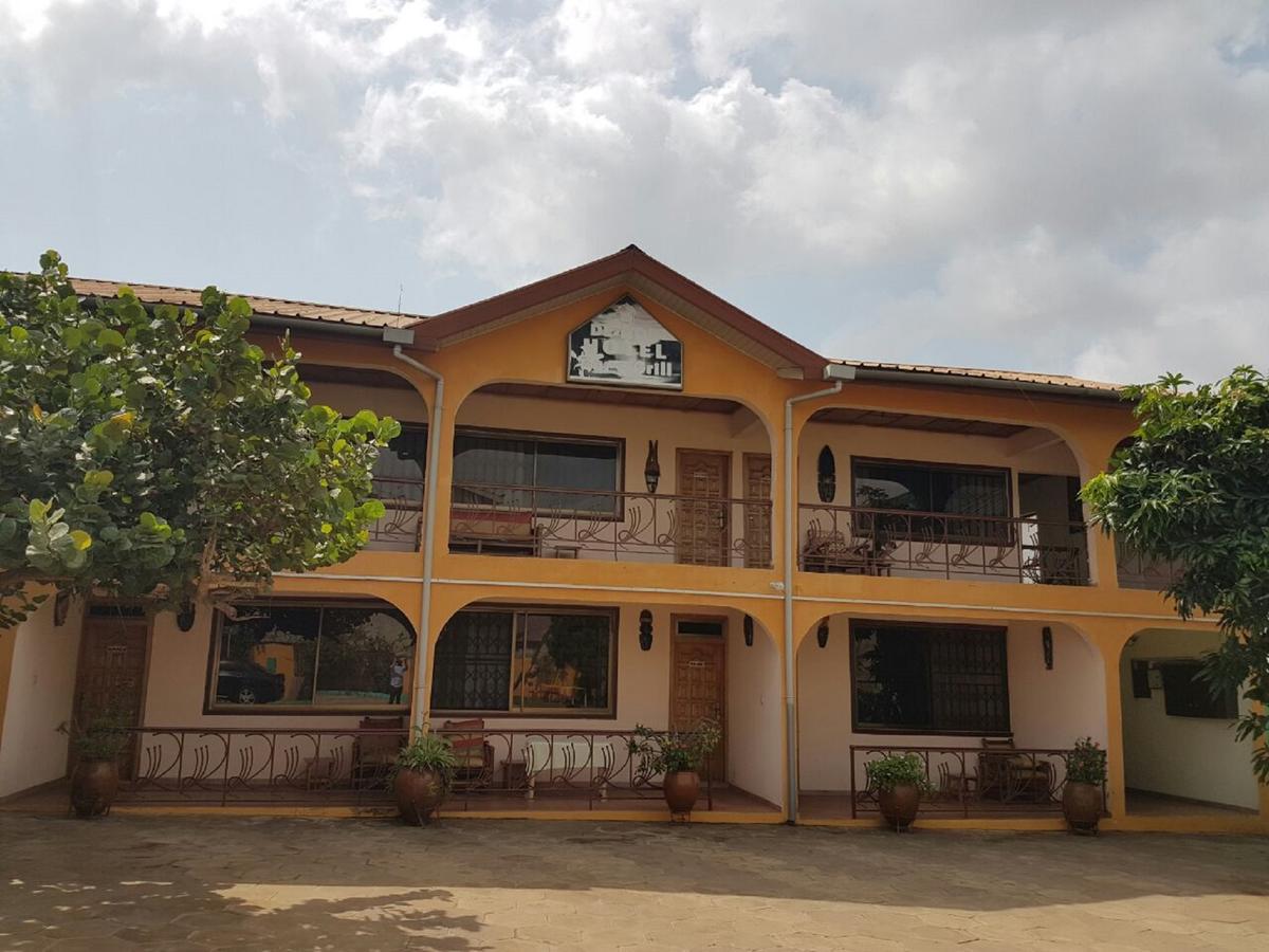 De Mod Hotel Ngleshi Amanfro 外观 照片