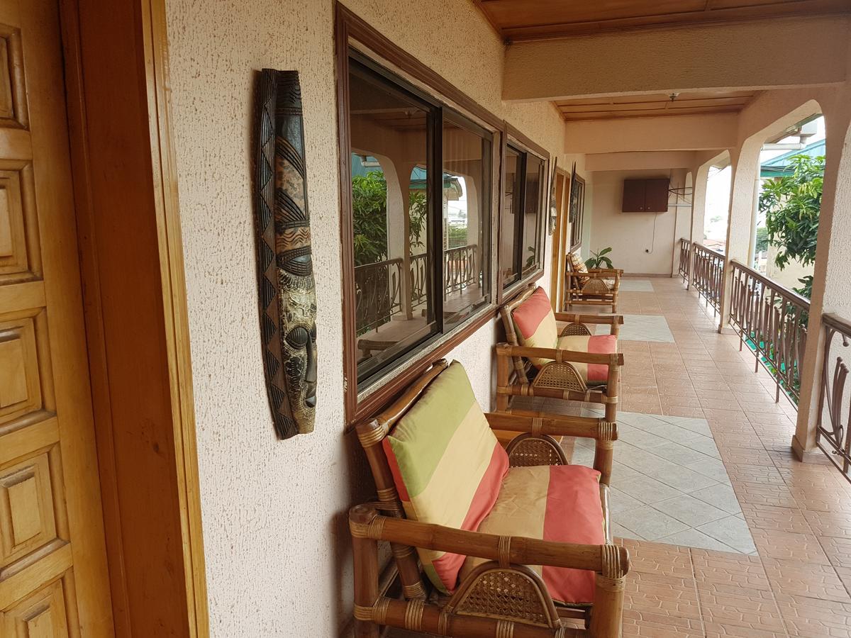 De Mod Hotel Ngleshi Amanfro 外观 照片
